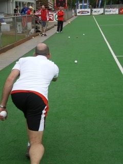 Co-Trainer Meredith mit Doc Kroll beim improvisierten Boule-Spiel. uert seltene Zeitvertreibe beim stressigen Lehrgang! Foto: Heimpel