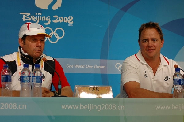 Michael Behrmann und US-Coach Lee Bodemeade (r.) in der Pressekonferenz nach dem Spiel. Fotos: U. Meyer